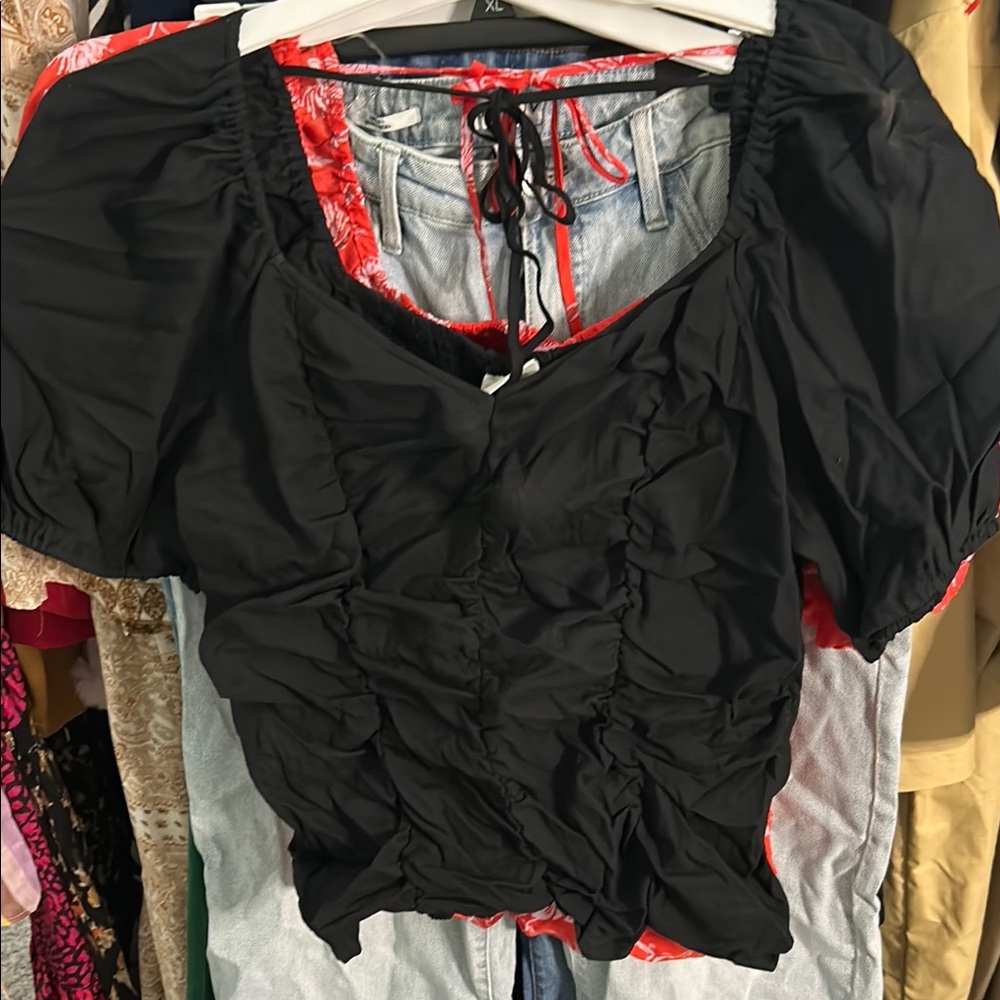 Ava & Viv Black and Red Ruched Short Sleeve Blouse